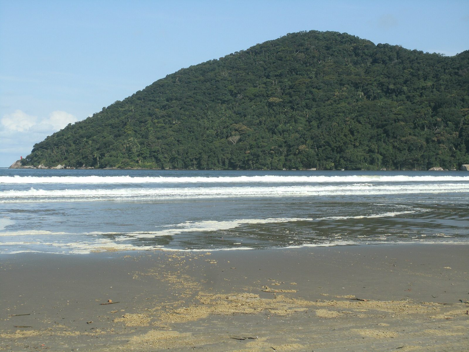 Praia e morro em Bertioga