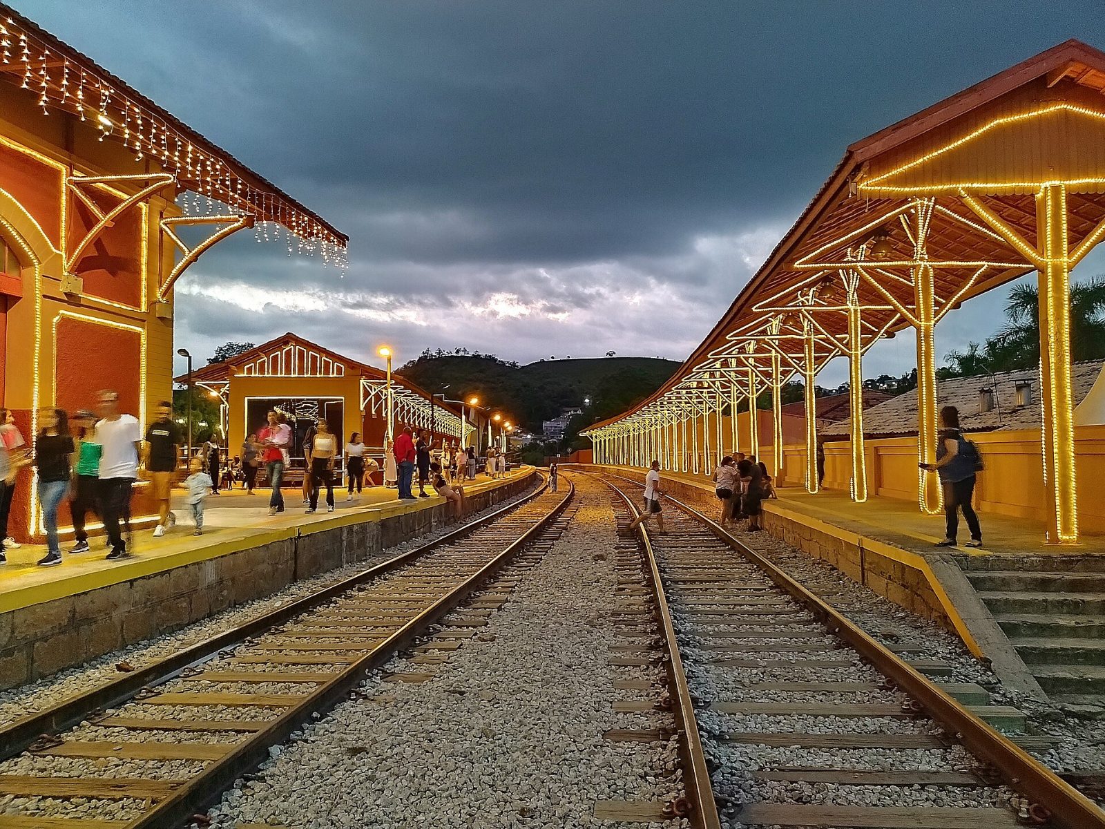 Estação de Guararema iluminada no Natal