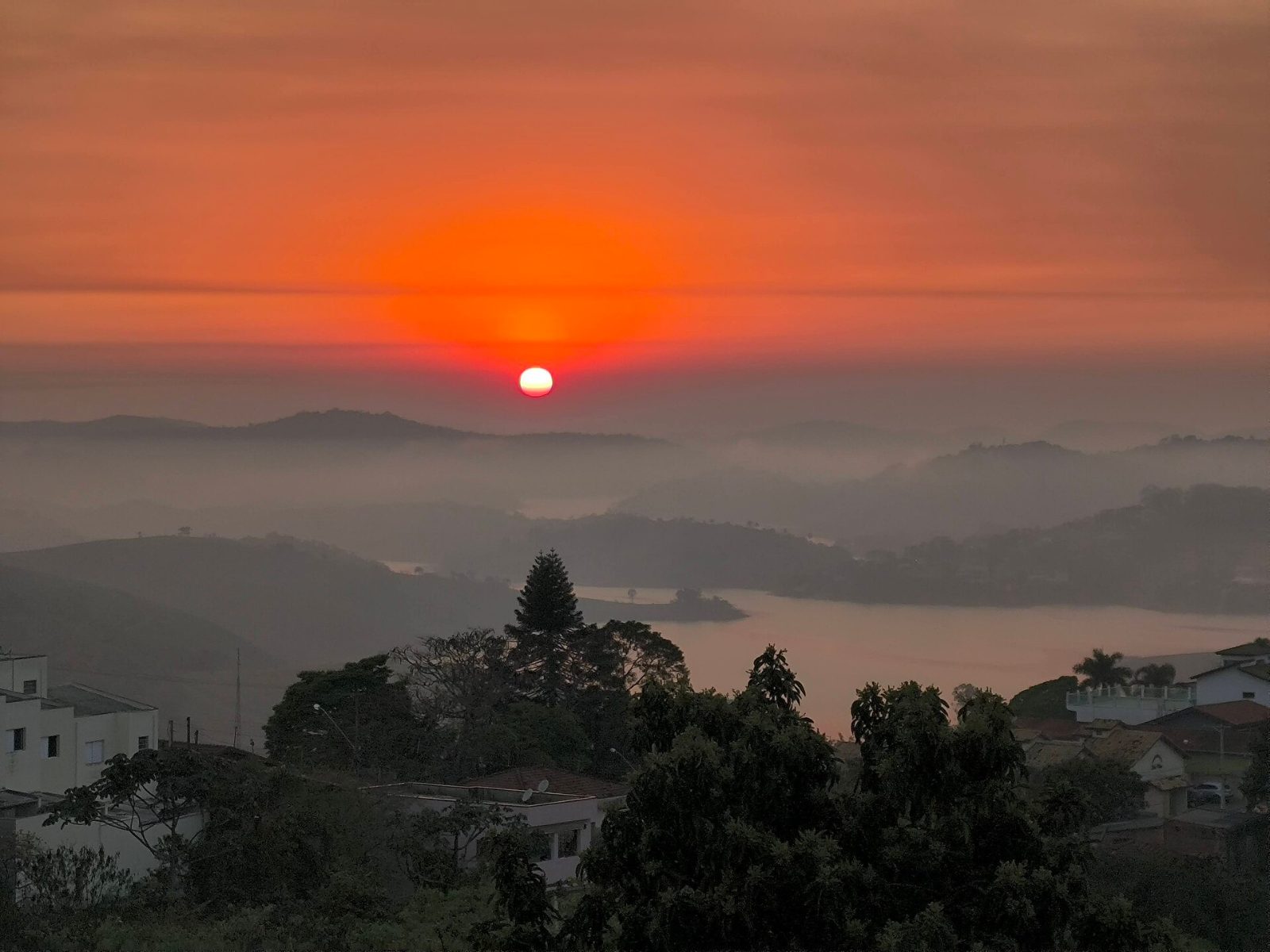 Amanhecer sobre a represa de Igaratá