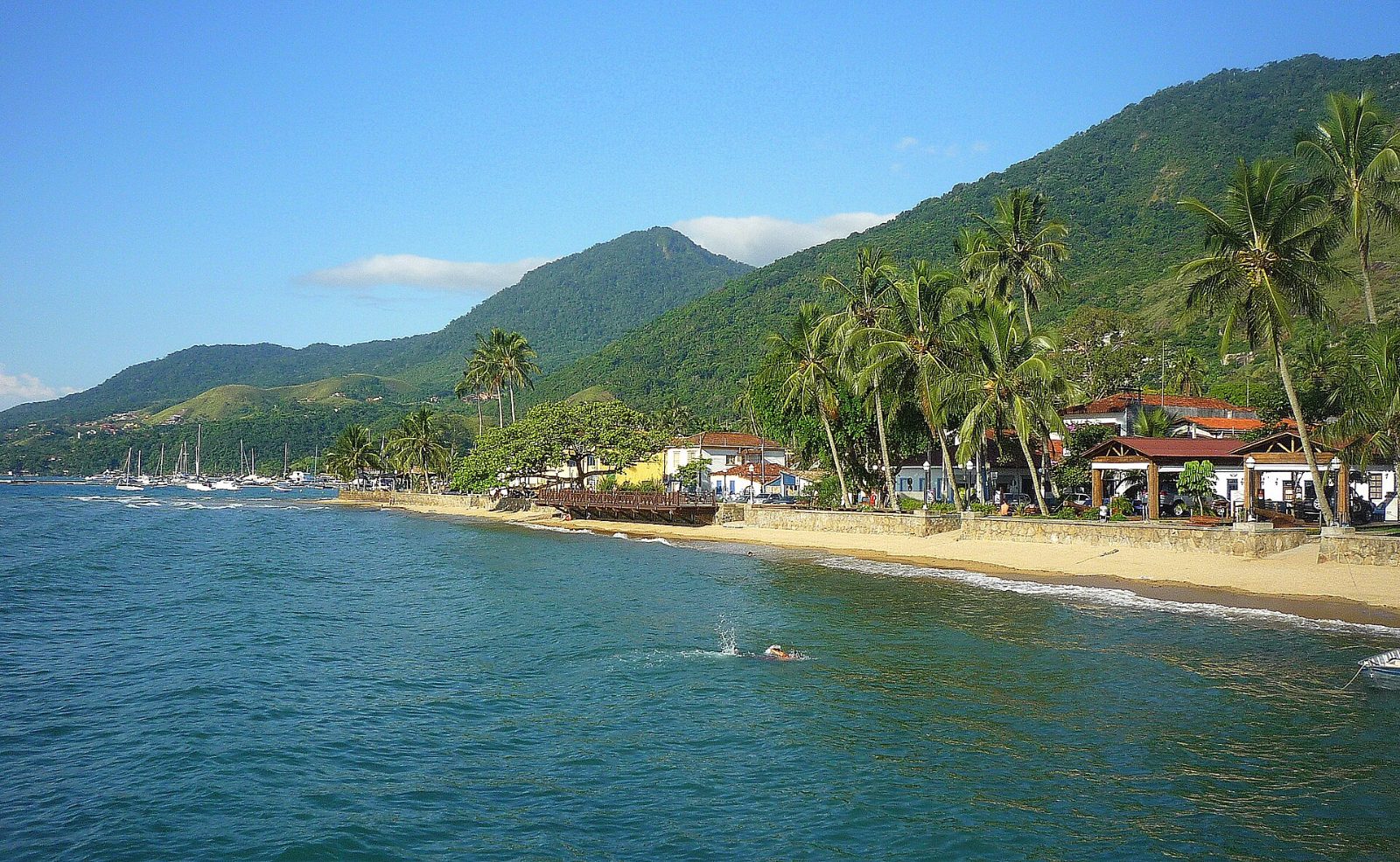 Ilhabela Praia e barcos em Ilhabela