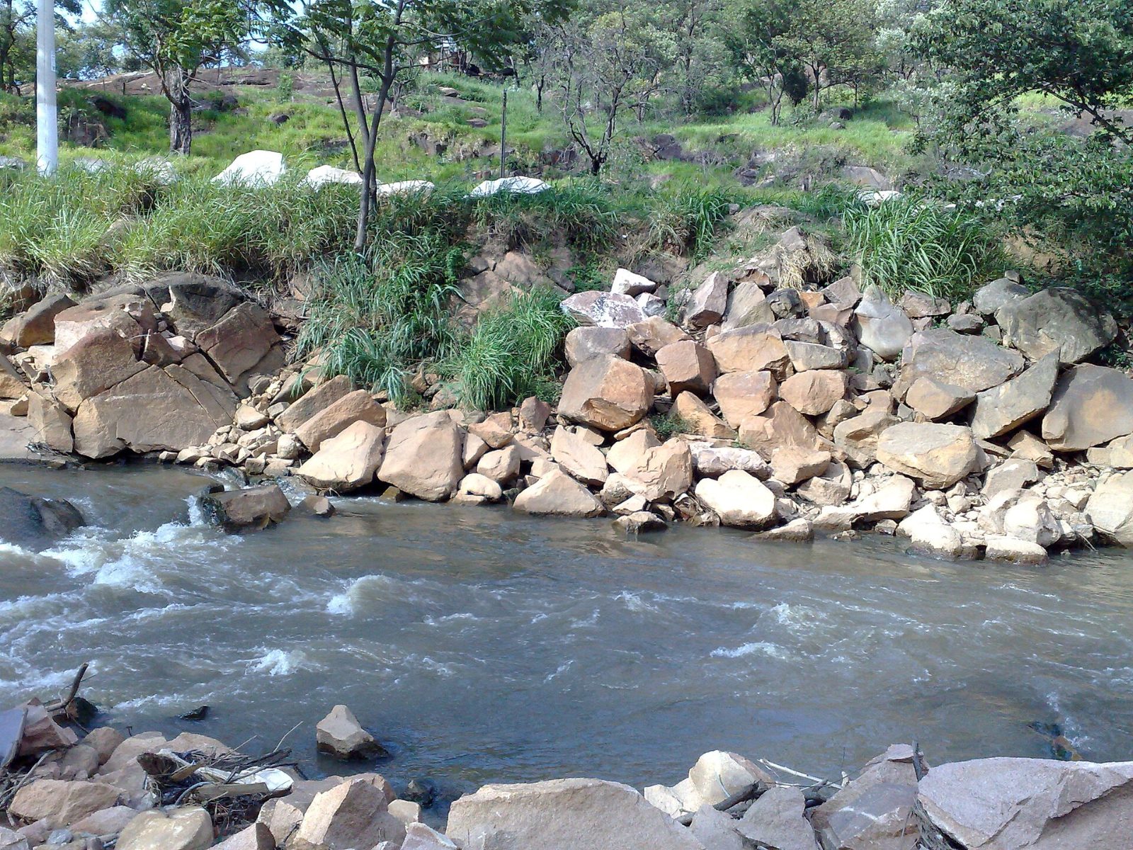 Rio entre pedras em Itupeva
