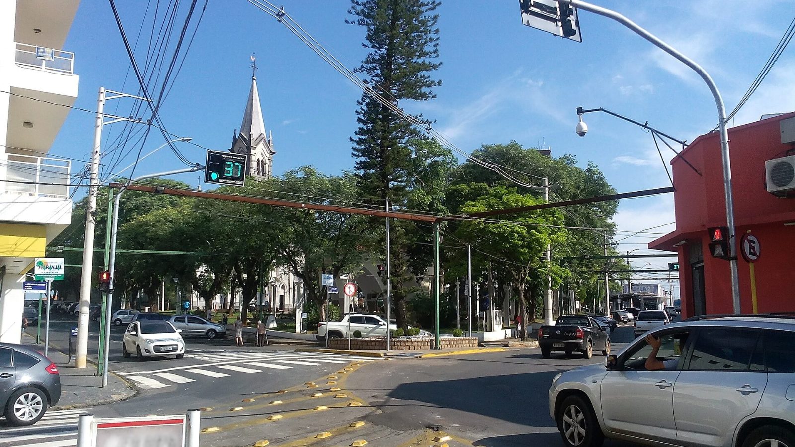 Laranjal Paulista Rua e igreja no centro de Laranjal Paulista
