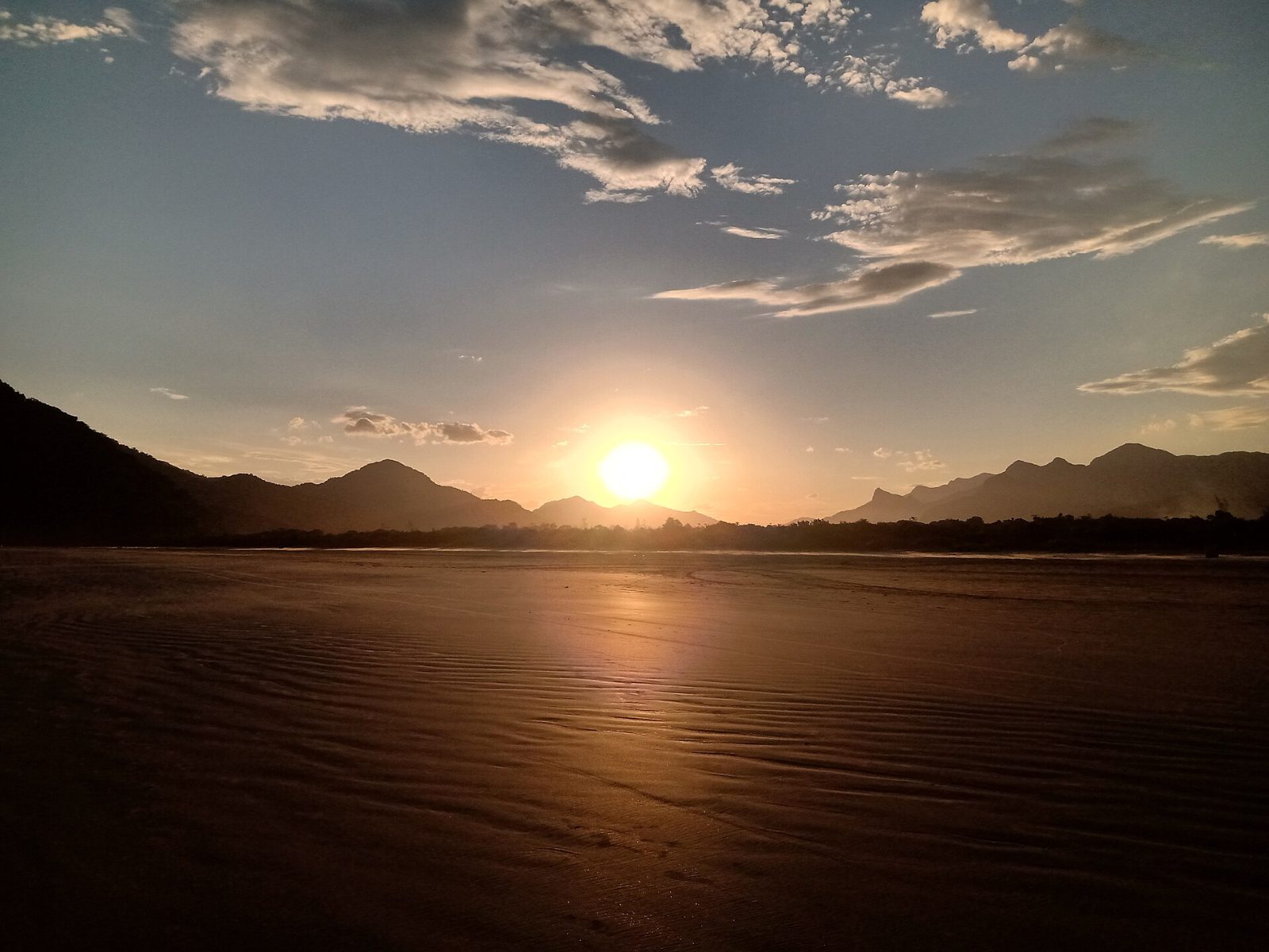 Peruíbe Pôr do sol entre os montes da Juréia, em Peruíbe