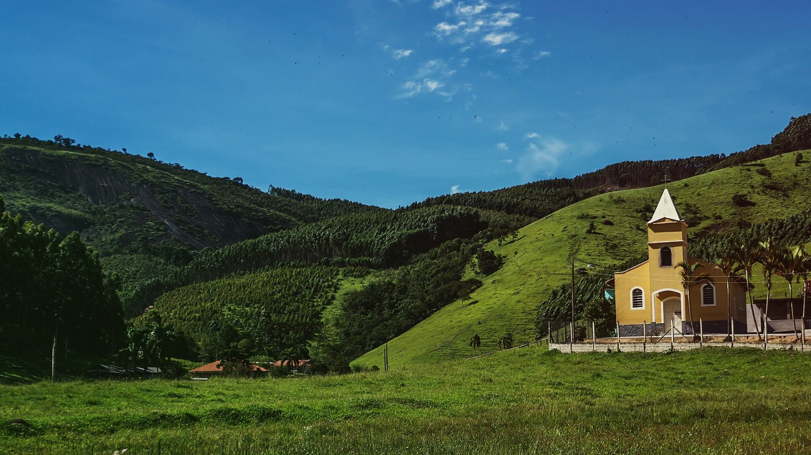 Capela entre os morros de Salesópolis