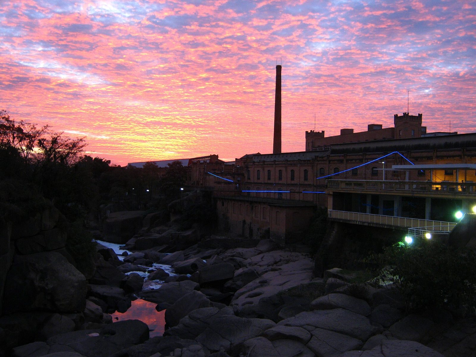 Pôr do sol nas pedras do Rio Tietê, em Salto